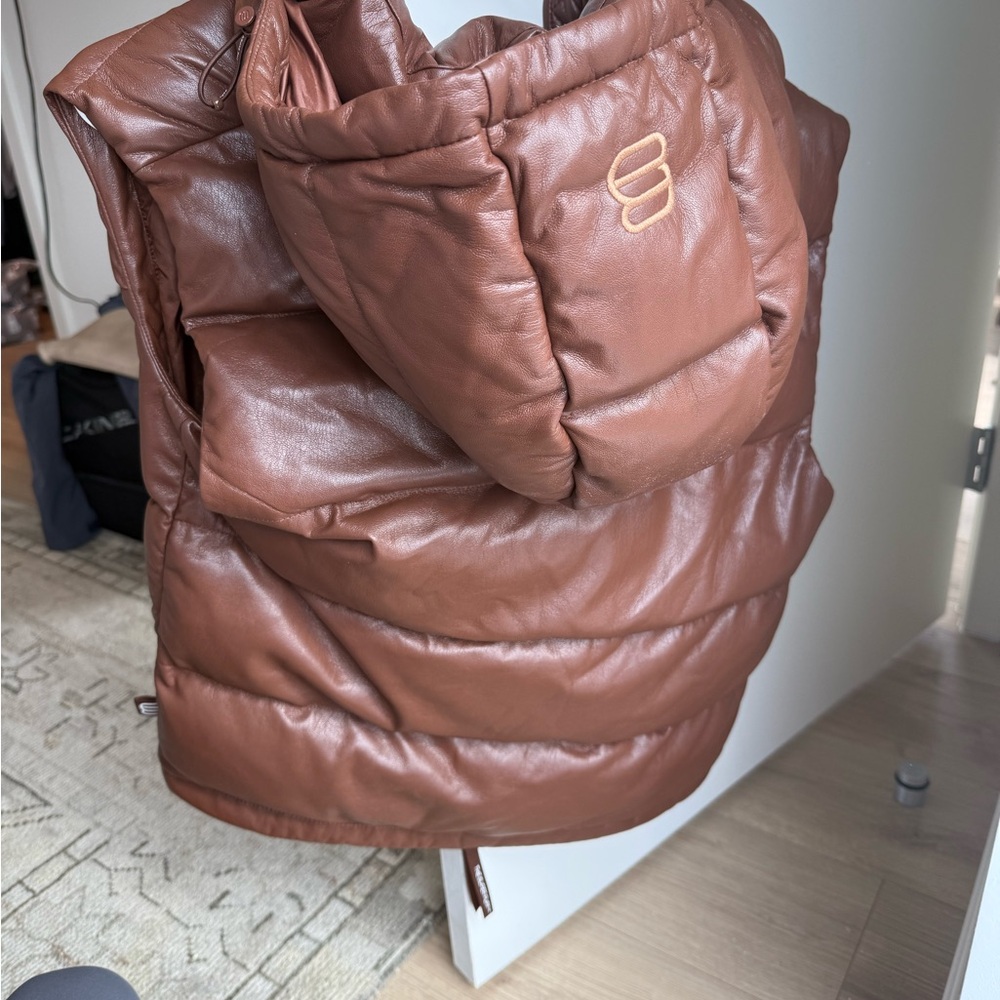 Aritzia Super Puff Original Vest - Picture 3 of 4